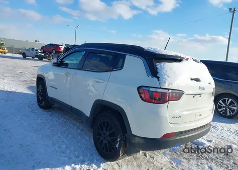 2018 Jeep Compass Latitude 4X4 z USA, uszkodzony, nr VIN 3C4NJDBB4JT168415